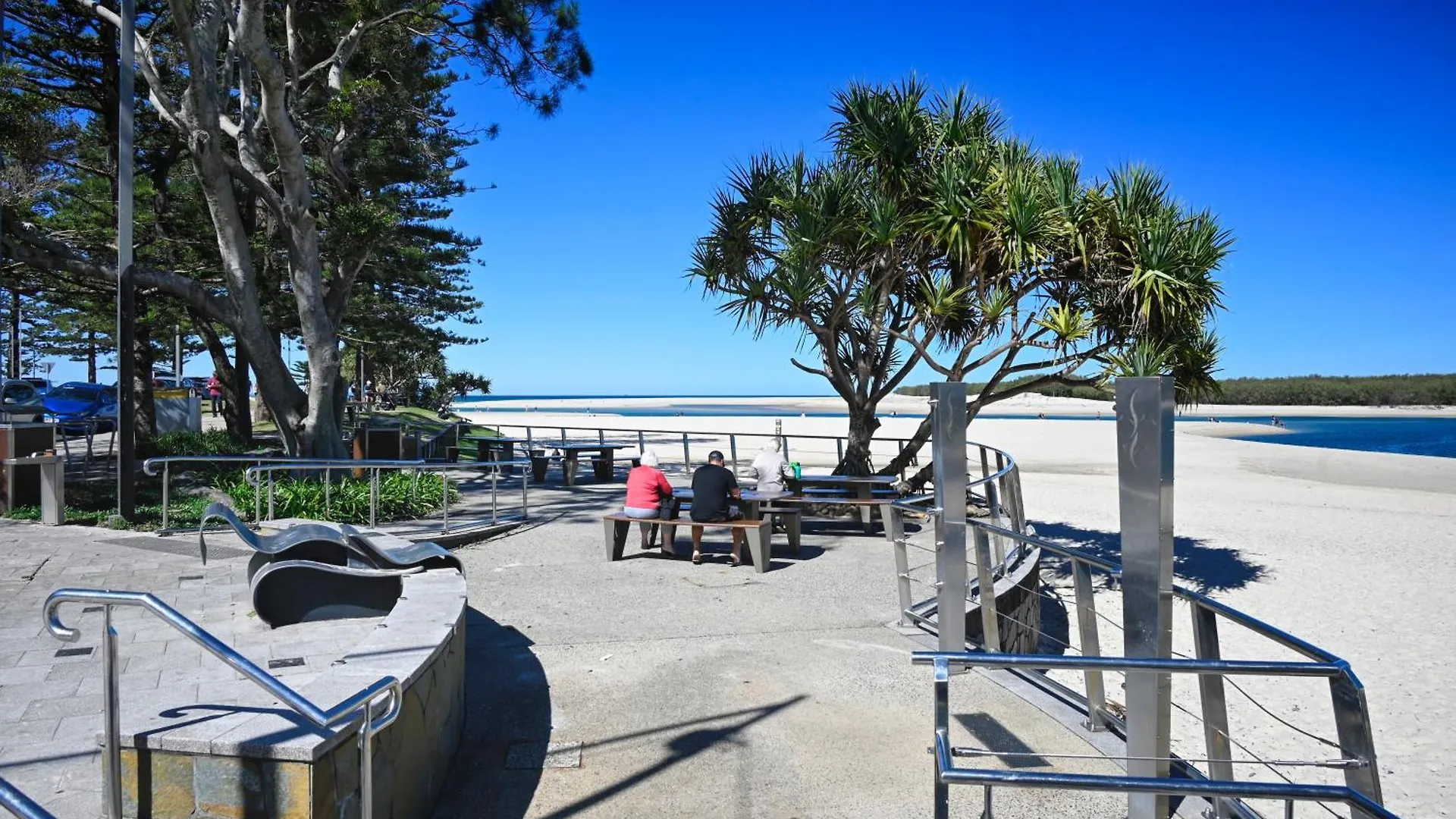 Spacious 3 Bedroom Delight - Shops & Beaches Zg1 Caloundra 0*,
